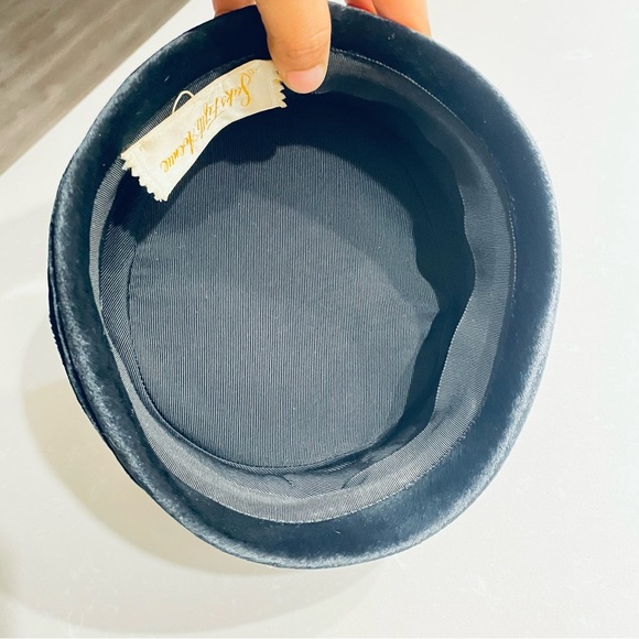 SAKS FIFTH AVENUE VINTAGE VELVET VELOUR ROUND HAT PILLBOX HAT FRANE PRELOVED - Picture 6 of 11